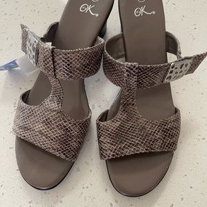 It’s Ok size 11w slide on heels
